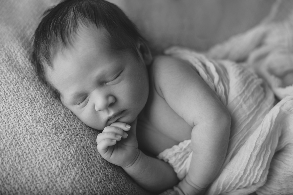 Nachdenkliches Baby Neugeborenenfotografie Eberdingen Ditzingen