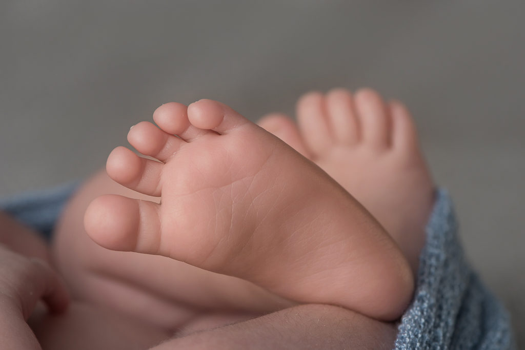 Neugeborenfotosession Stefanie Korell Fotografie Detailaufnahme der Babyfüße