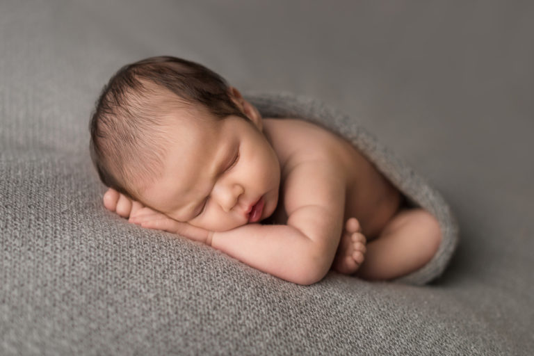 Wache Babys bei der Neugeborenfotosession | Babyfotos in Pforzheim