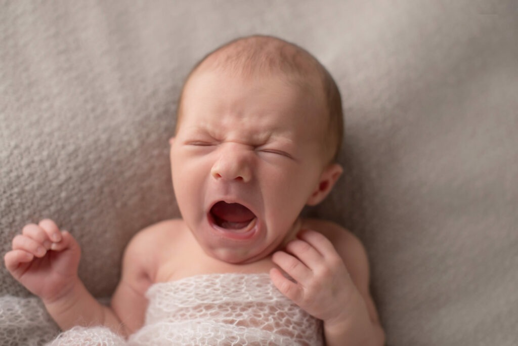 Weinendes Baby beim Fotoshooting beruhigen Newborn Shooting Ludwigsburg
