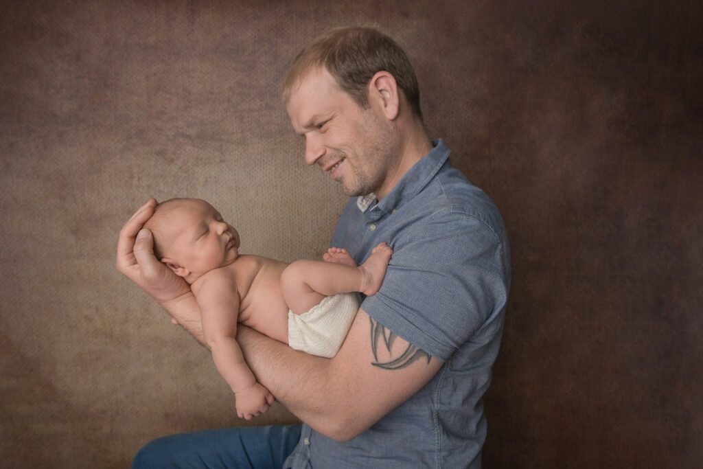 Newborn Shooting Ludwigsburg – Papa bewundert sein Baby im Arm