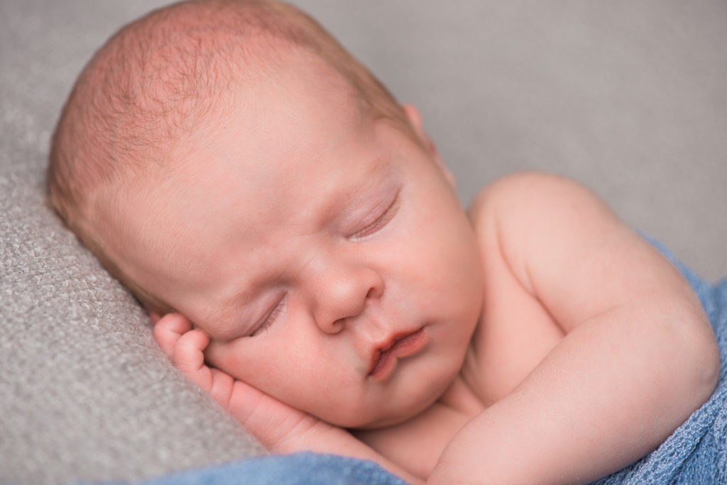 Seelig schlummerndes Baby Newbornfotos Eberdingen