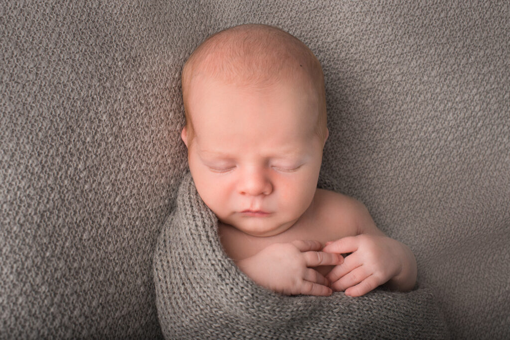 Eingekuschelt schlafendes Baby Neugeborenenfotoshooting Eberdingen 