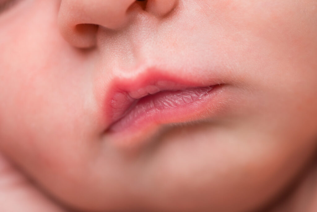 Großaufnahme Mund Neugeborenenfotoshooting