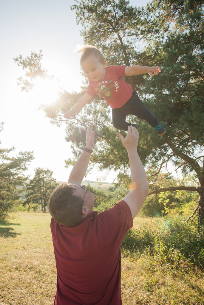 Vater lässt Kind fliegen. Familienfotos Vaihingen enz 
