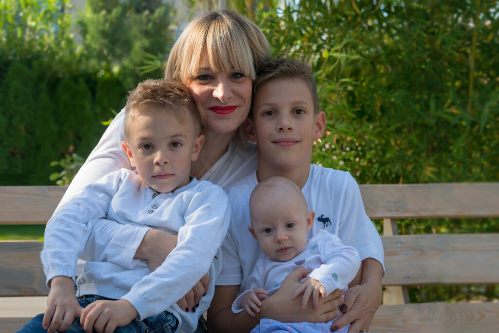 Mutter hält ihre Kindern im Arm lächelt in die Kamera Outdoor Familienfoto Bietigheim-Bissingen