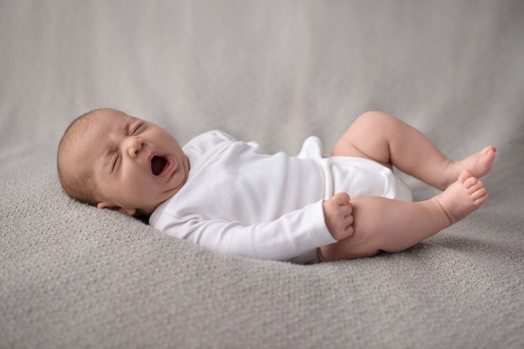 Baby gähnt ausgiebig beim Fotoshooting – Babyfotoshooting Ludwigsburg