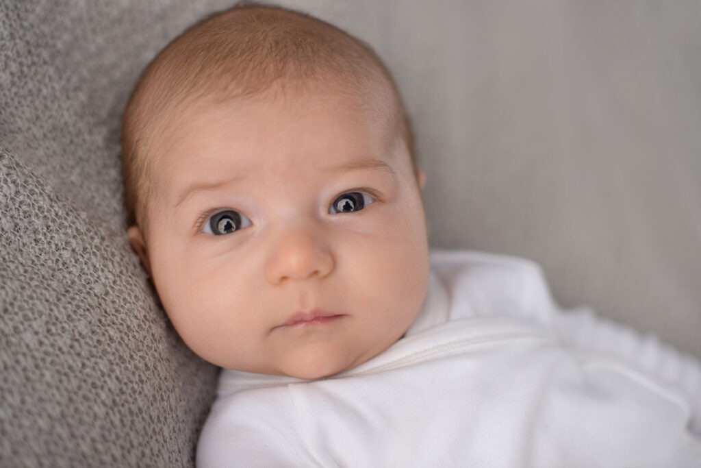 Baby schaut aufmerksam mit großen Augen – Babyfotoshooting Ludwigsburg
