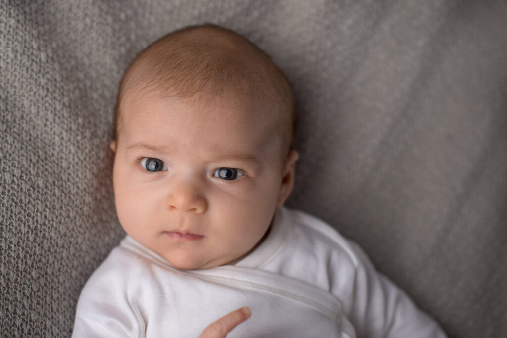 Baby schaut kritisch in die Kamera – Babyfotoshooting Vaihingen Enz