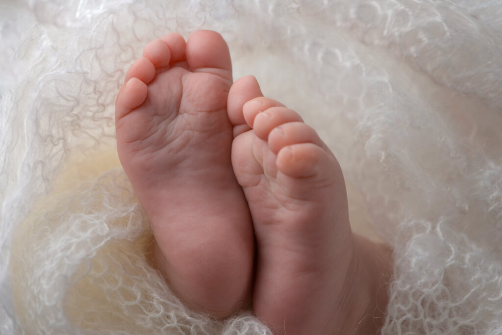 Nahaufnahme pummeliger Babyfüße auf weicher Decke – Babyfotoshooting Ludwigsburg