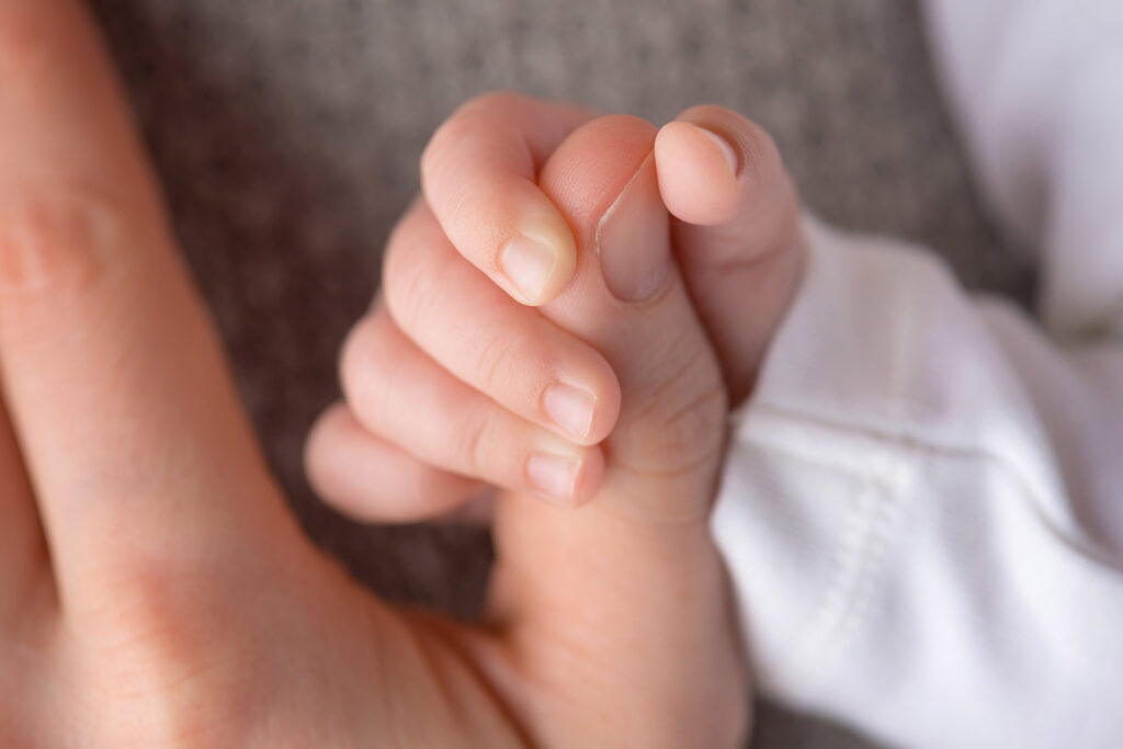 Detailaufnahme einer kleinen Babyfaust – Babyfotoshooting Ludwigsburg