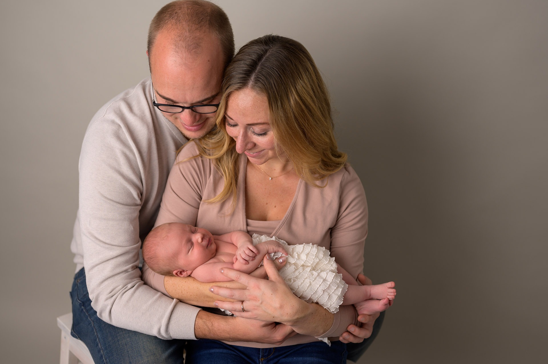 Neugeborenenfotografin Ludwigsburg – Familienshooting im Studio