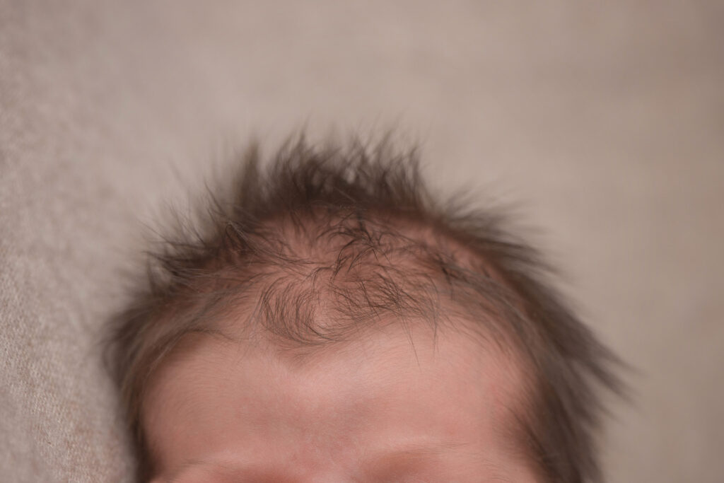 viele Haare Detailaufnahme eines Babykopfes