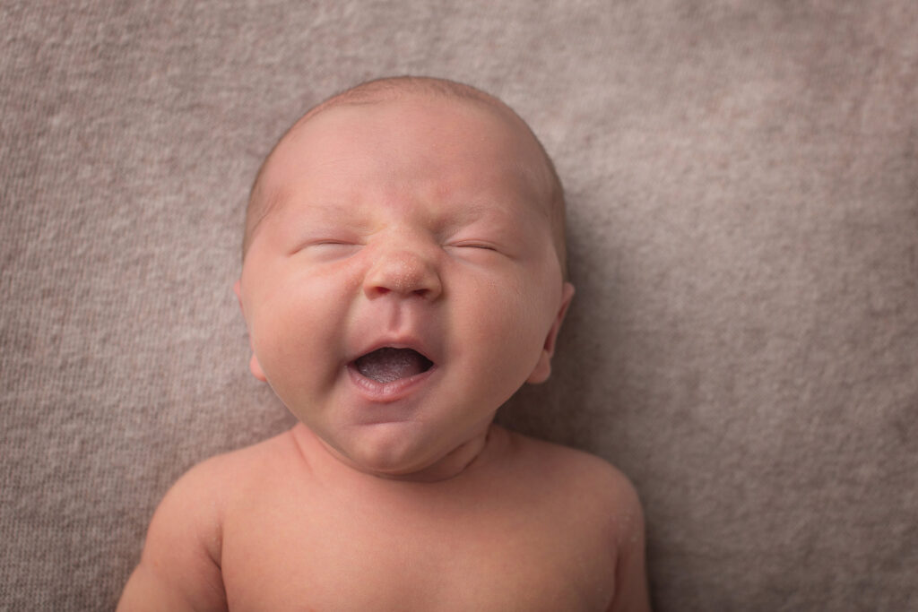 Neugeborenes lächelt im Schlaf