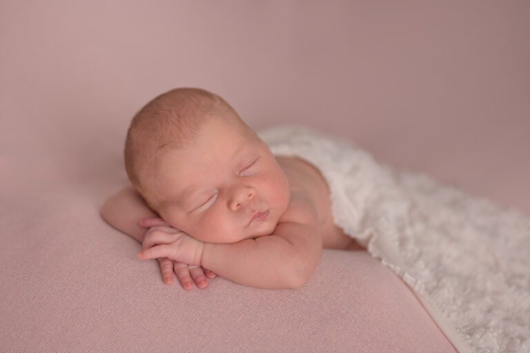 Schlafendes Neugeborenes auf dem Bauch – Neugeborenenfotografie Ludwigsburg