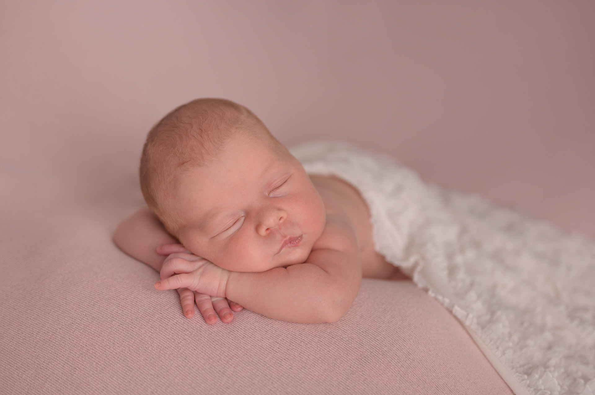 Schlafendes Neugeborenes auf dem Bauch – Neugeborenenfotografie Ludwigsburg