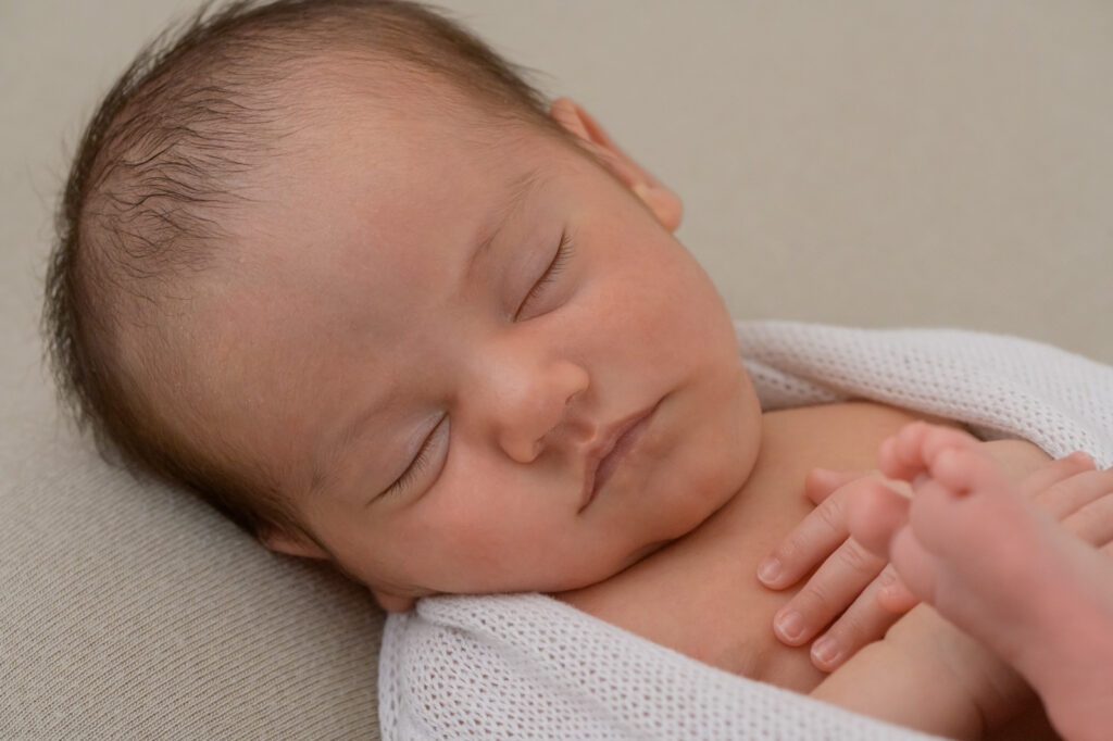Schlafendes Neugeborenes in einer Nahaufnahme