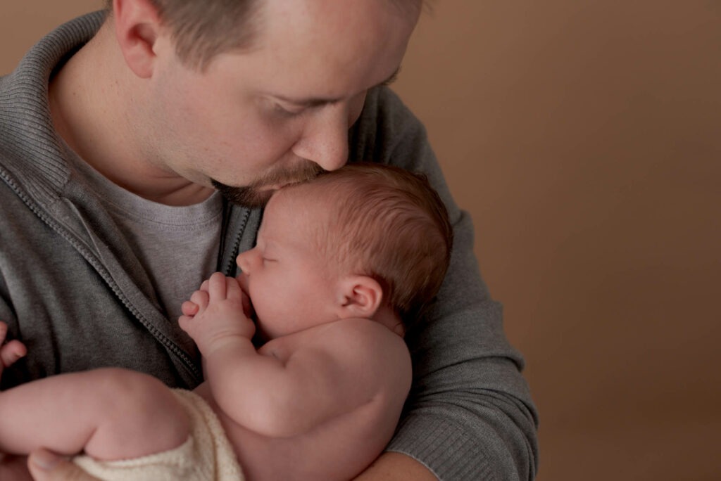 Newborn Shooting Ludwigsburg – schlafendes Baby in Papas Armen