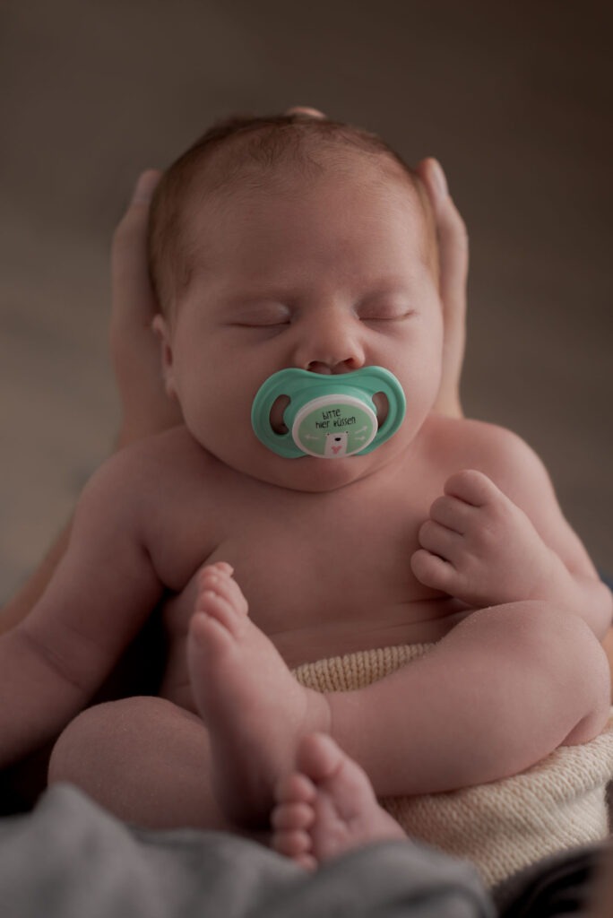 Babyfotografin Vaihingen – Neugeborenes mit Schnulli