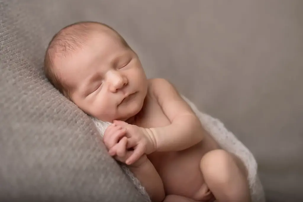 Neugeborenes Baby von der Seite fotografiert, Neugeborenenfotografin Eberdingen