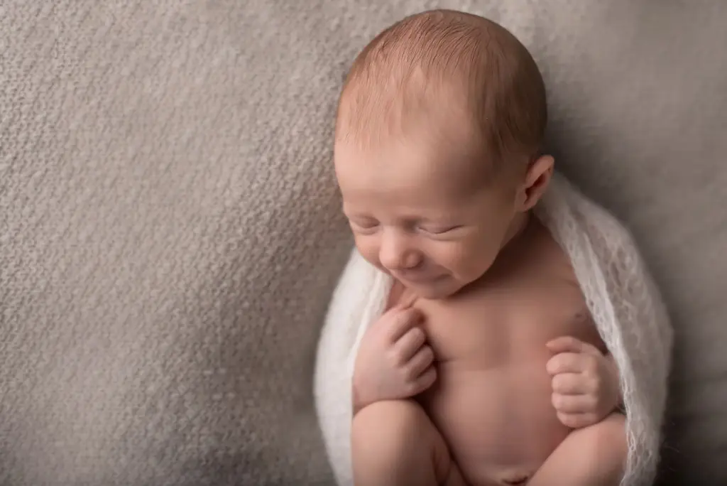 Schlafendes Baby mit gefalteten Händen, Neugeborenenfotos Eberdingen Ludwigsburg