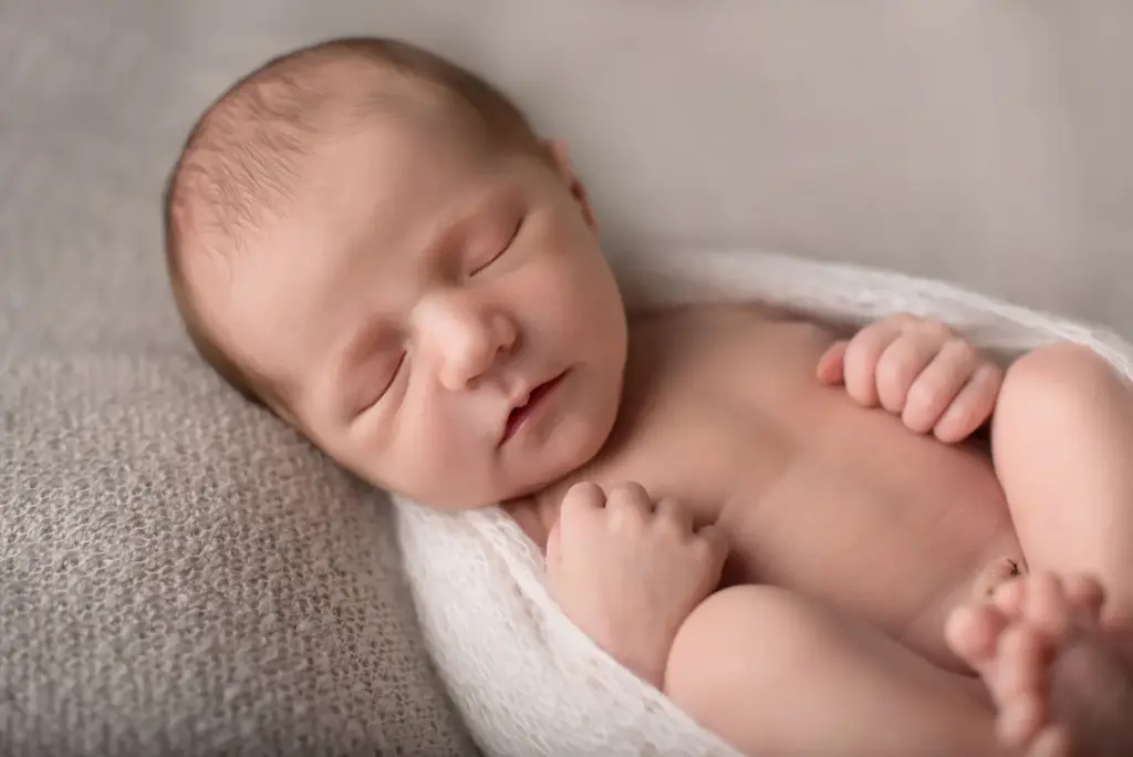 Nahaufnahme schlafendes Neugeborenes, zarte Neugeborenenfotografie Eberdingen