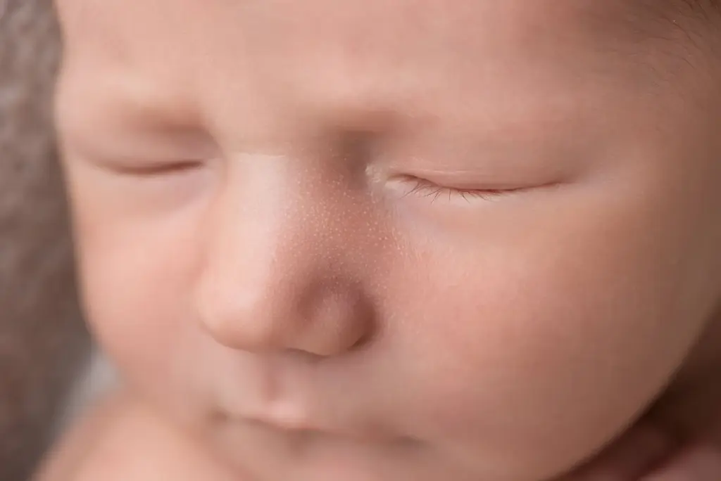 Nahaufnahme Babygesicht mit fedrigen Wimpern, zarte Neugeborenenfotografie Eberdingen