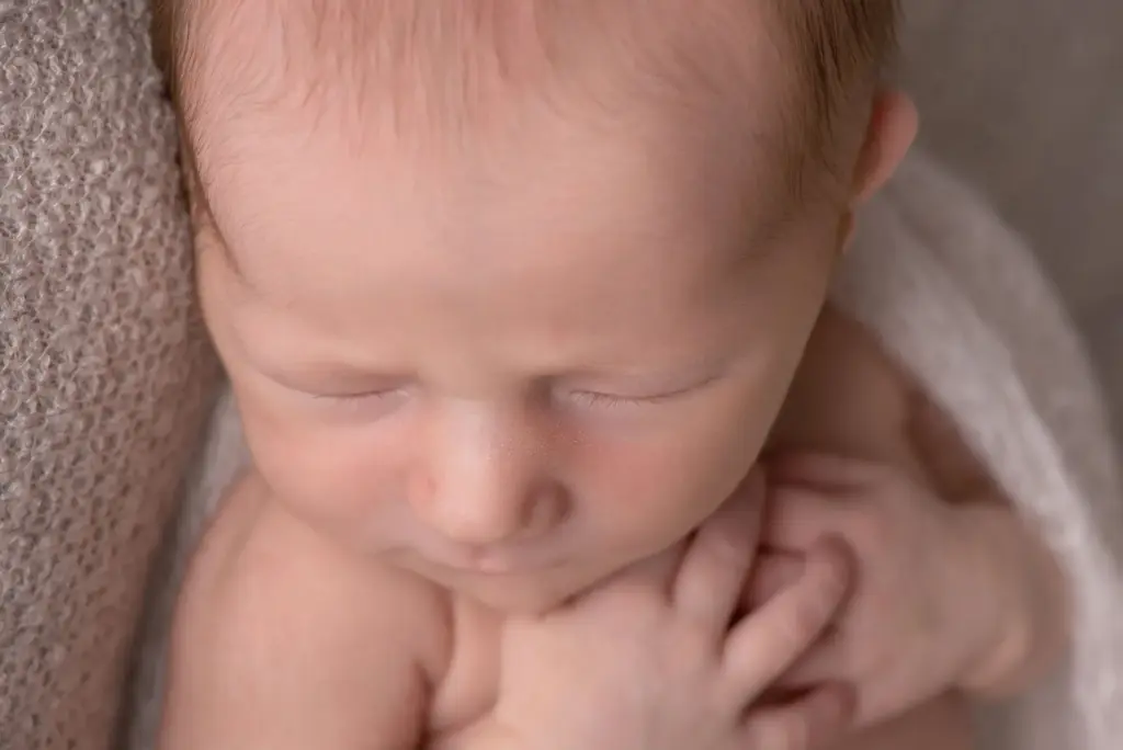 Schlafendes Neugeborenes Nahaufnahme von oben, Neugeborenenfotografin Eberdingen