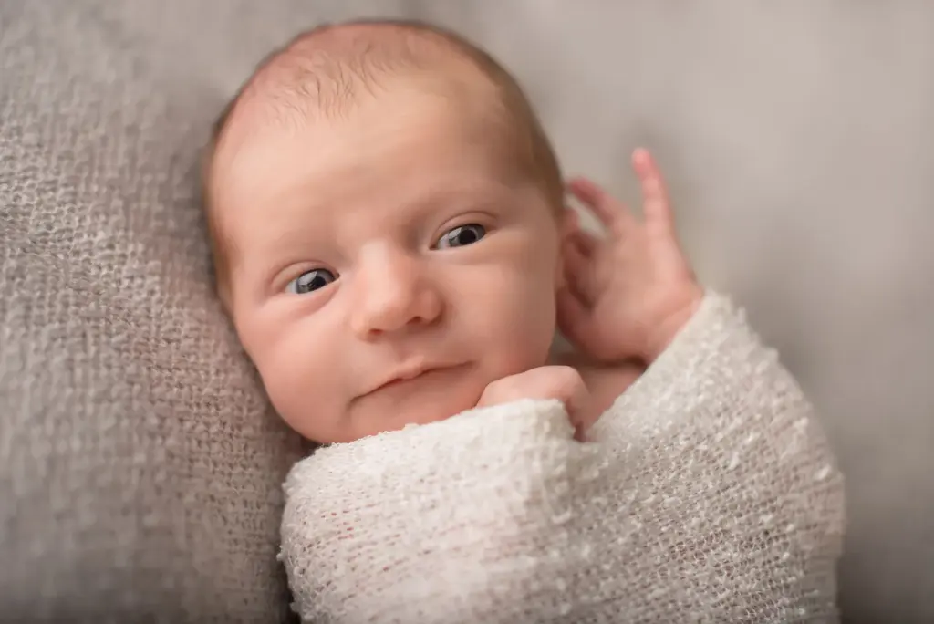Waches Neugeborenes mit erhobener Hand, Neugeborenenfotos Eberdingen Ludwigsburg