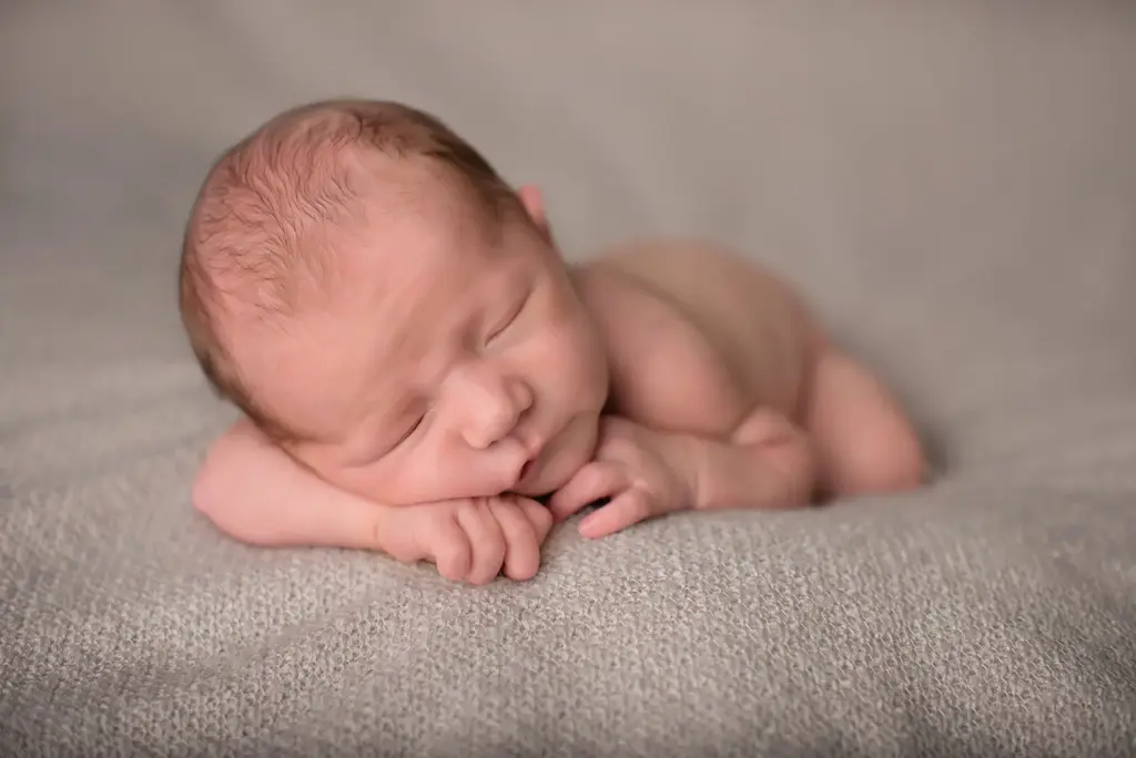 Schlafendes Baby in Bauchlage, zarte Neugeborenenfotografin Eberdingen