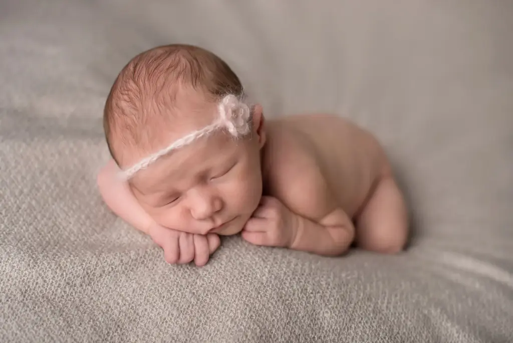 Schlafendes Neugeborenes Mädchen mit Haarband, zarte Neugeborenenfotos Eberdingen