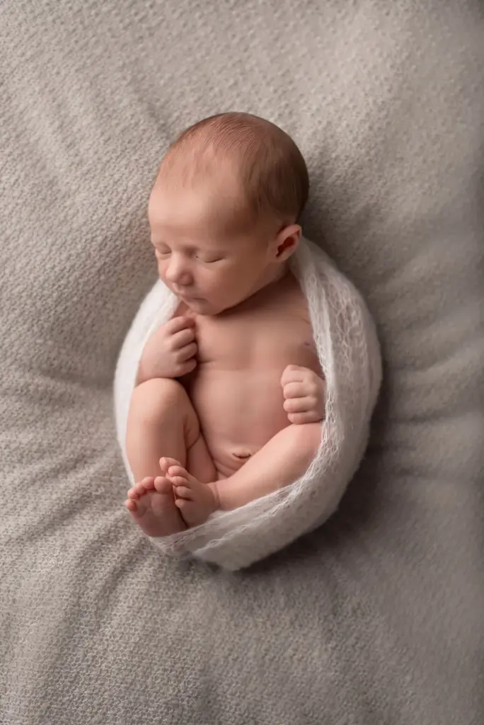 Neugeborenes von oben in Rückenlage, Neugeborenenfotografie Eberdingen Ludwigsburg