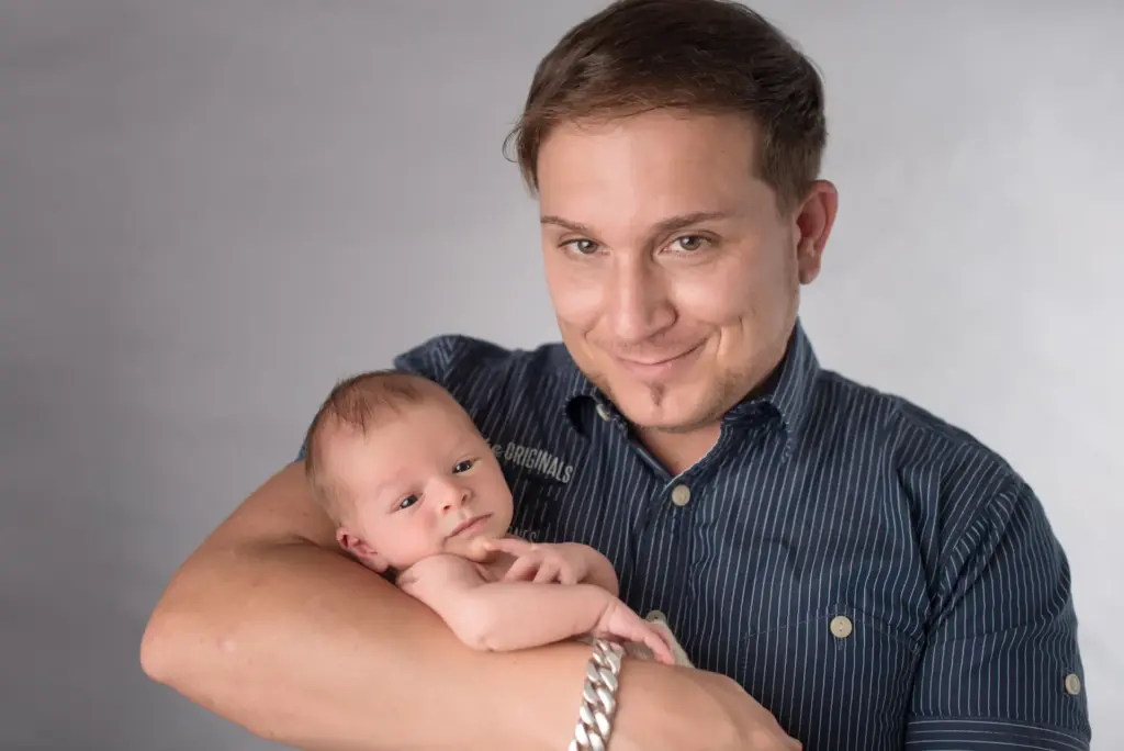 Papa mit Nevio den Armen – Elternfotos beim Neugeborenen-Fotoshooting Hemmingen
