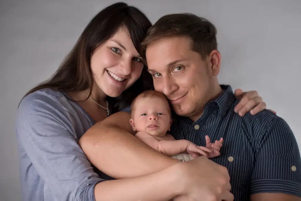Familie mit Mama, Papa und Neugeborenem Nevio, gemeinsames Familienfoto im Studio – Neugeborenenfotos Hemmingen