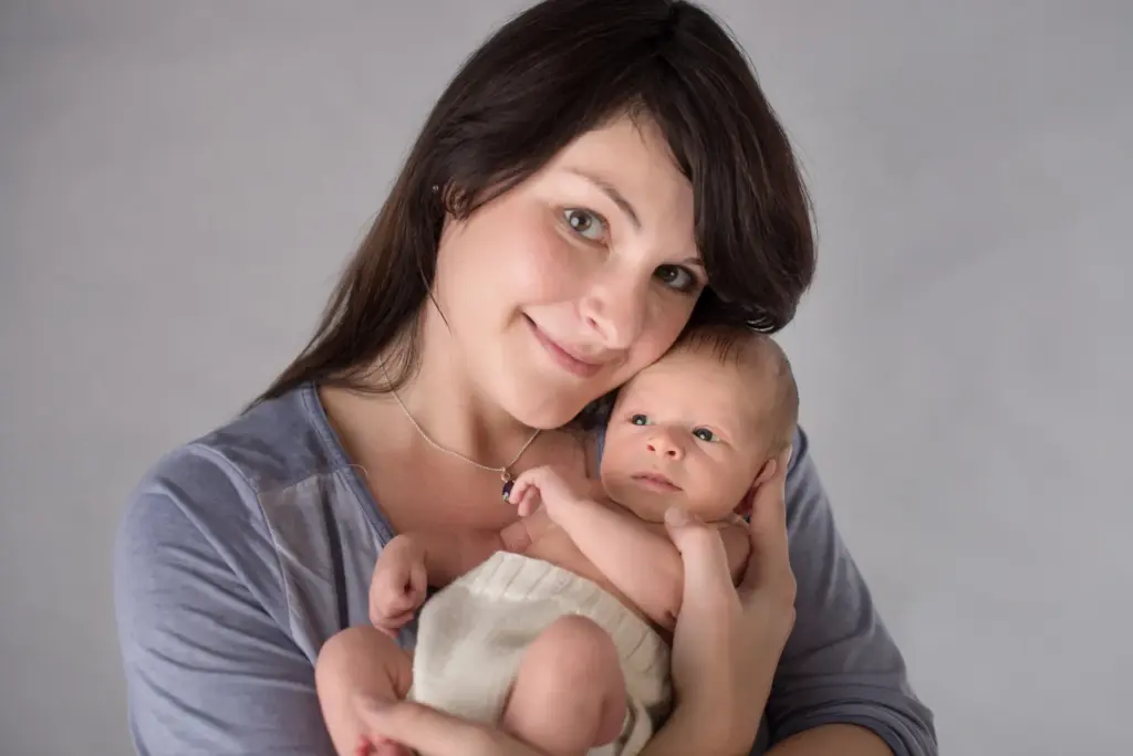 Mama hält Baby an die Wange geschmiegt, emotionaler Moment – Neugeborenenfotos Hemmingen