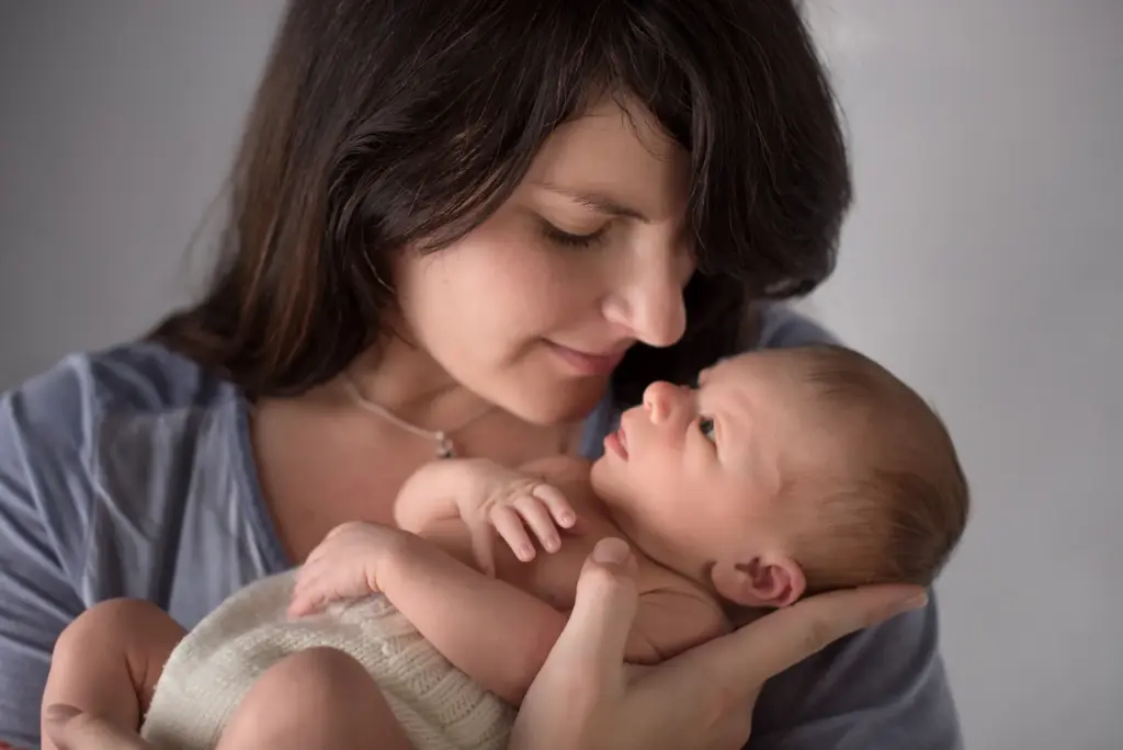Mama mit Nevio, Baby liegt auf ihrer Brust, zarter Familienmomemt – Babyfotografin Ludwigsburg