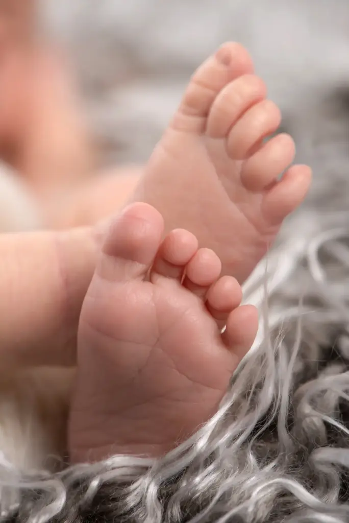 Nahaufnahme Babyfüßchen, zarte Neugeborenendetails – Neugeborenenfotos Hemmingen