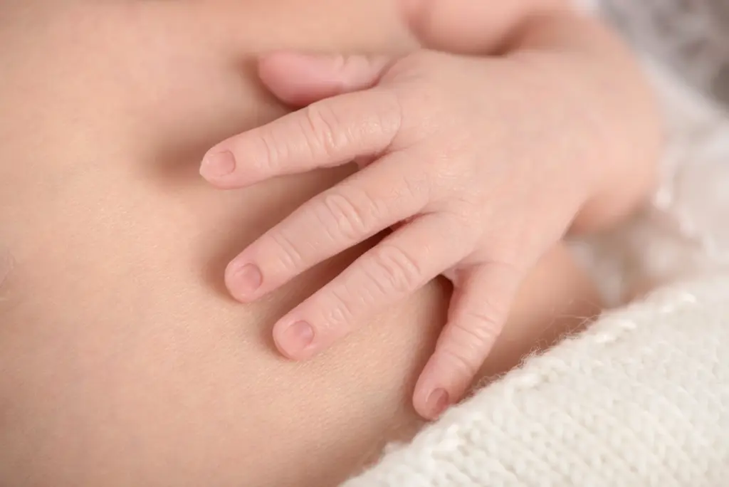 Babyhände der Eltern halten winzige Babyhände – Neugeborenenfotos Hemmingen