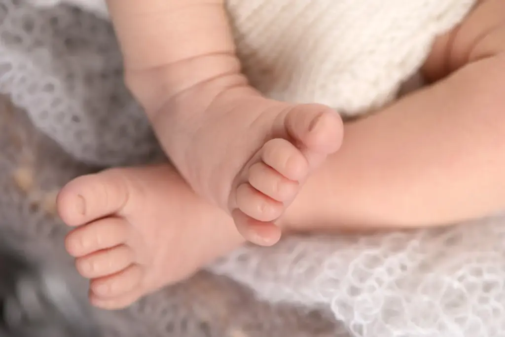 Babyfüßchen in Elternhänden, emotionaler Detailmoment – Newborn Fotoshooting Hemmingen