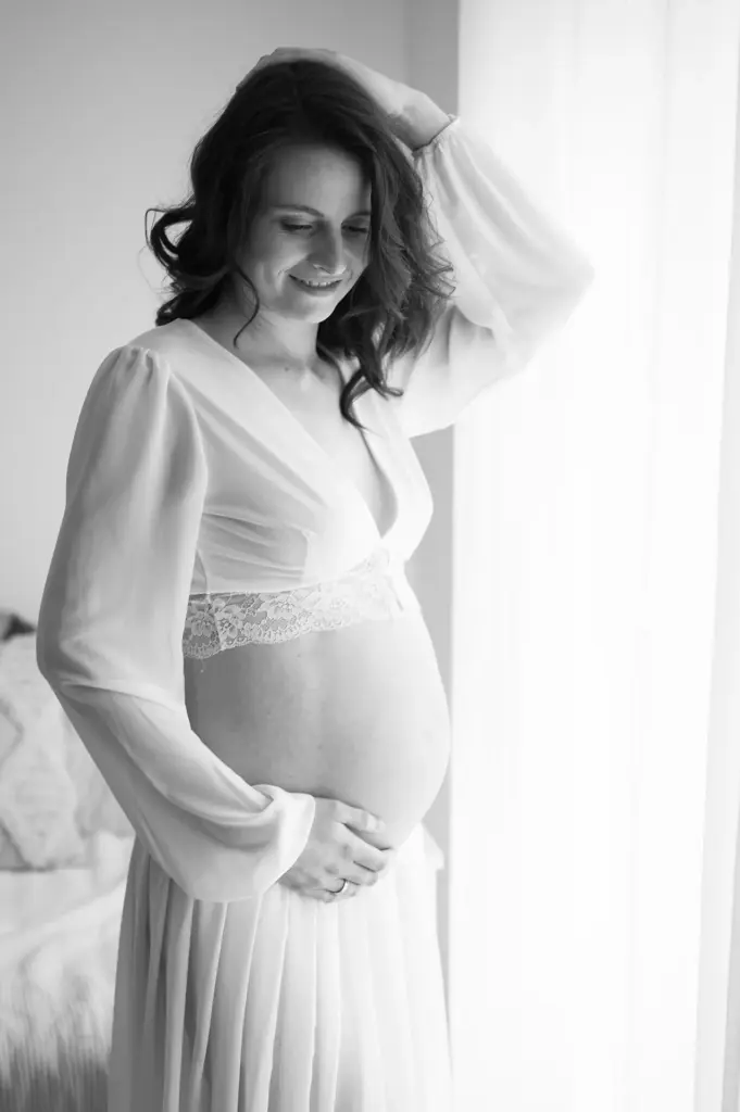 Stehende schwangere Frau zweiteiliges Kleid Hand am Bauch andere im Haar luftig sw Schwangerschaftsfotografie Vaihingen an der Enz